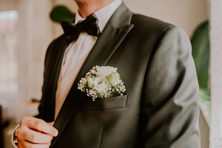 Pan młody w eleganckim garniturze z butonierką – fotografia ślubna Łódź