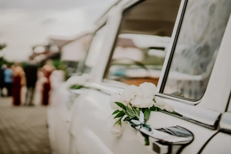 Kwiaty na samochodzie ślubnym – zdjęcia detali ślubnych Łódź