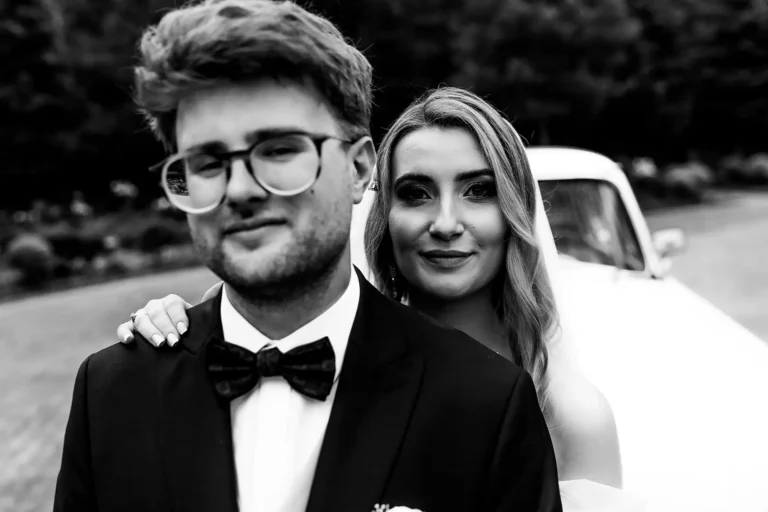 Para młoda podczas sesji ślubnej w czerni i bieli – fotograf ślubny Łódź