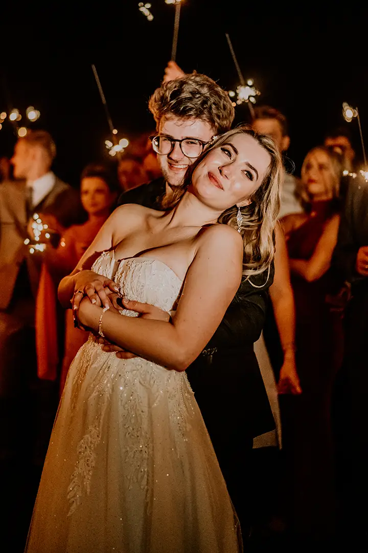 Para młoda podczas zabawy weselnej z zimnymi ogniami – fotograf ślubny Łódź