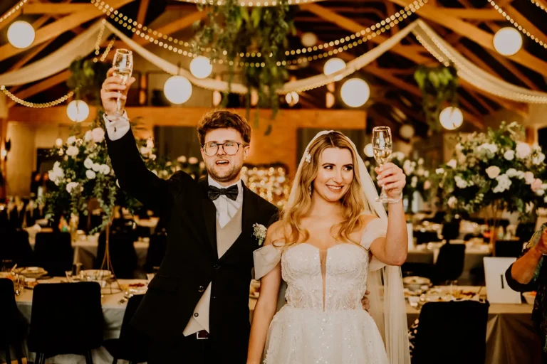 Para młoda wznosi toast na weselu – fotografia ślubna Łódź