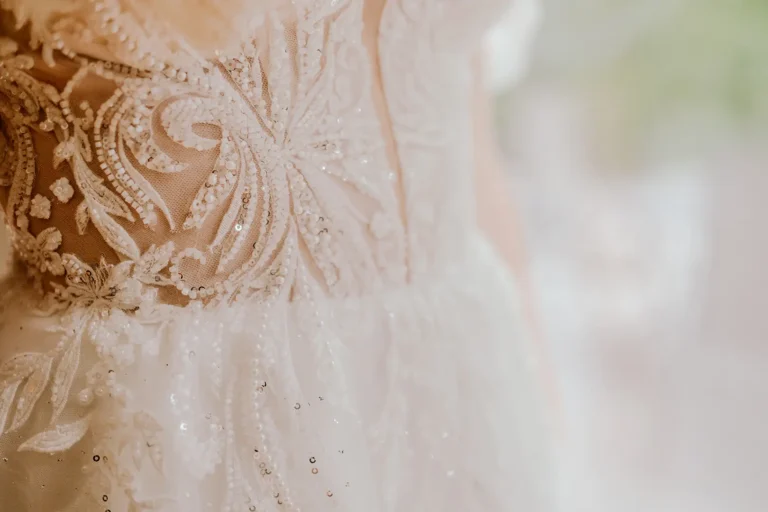 Zbliżenie na zdobienia sukni ślubnej – profesjonalne zdjęcia ślubne Łódź