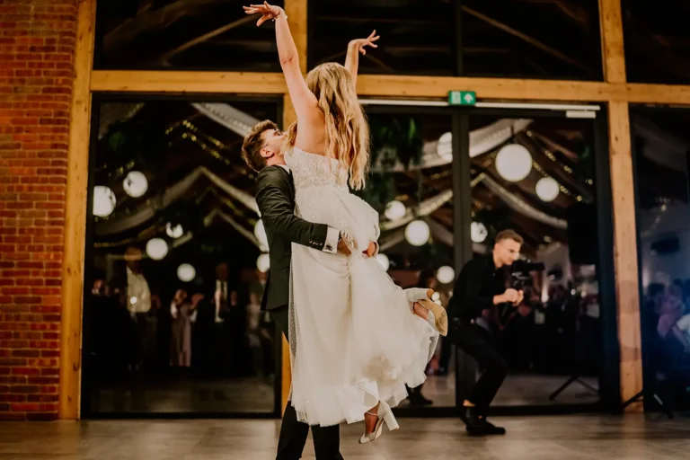 Pierwszy taniec młodej pary – fotografia ślubna i weselna Łódź