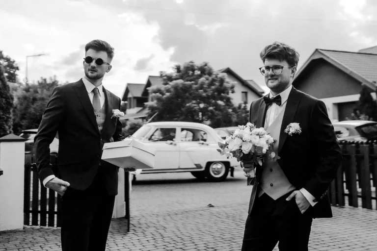 Świadek i pan młody w eleganckich garniturach – fotografia ślubna Łódź