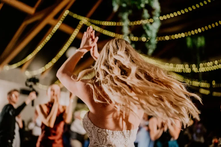 Para młoda w zabytkowym samochodzie – fotografia ślubna Łódź