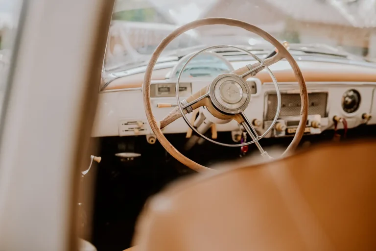 Kwiaty na samochodzie ślubnym – zdjęcia detali ślubnych Łódź