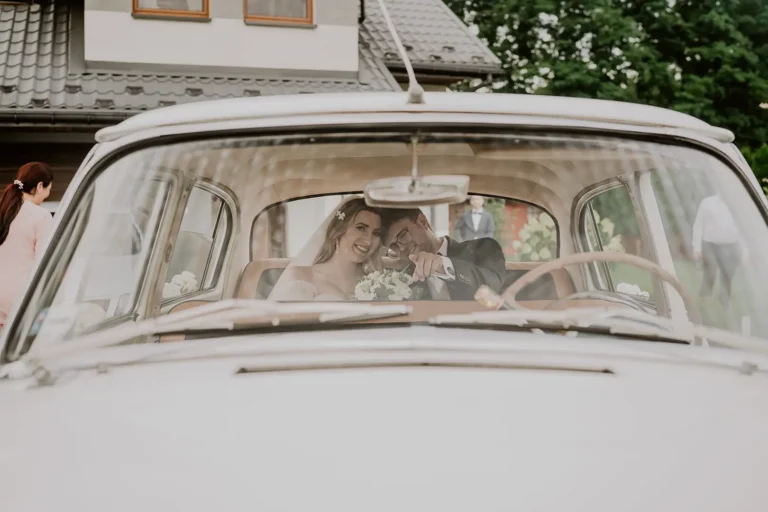 Para młoda w zabytkowym samochodzie – fotografia ślubna Łódź