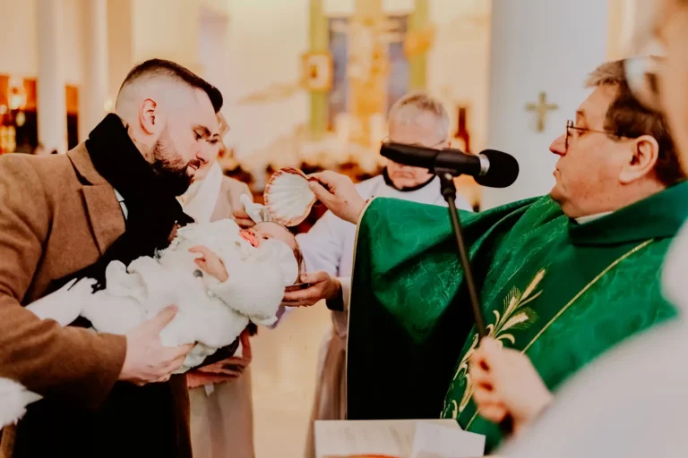 Rodzice z dzieckiem podczas uroczystości Chrztu Świętego w kościele