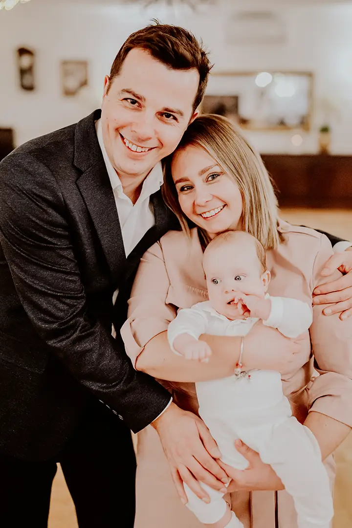 Rodzice z dzieckiem podczas sesji rodzinnej w dniu Chrztu Świętego