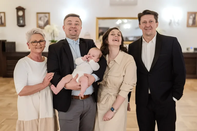 Rodzinna fotografia grupowa z okazji Chrztu Świętego