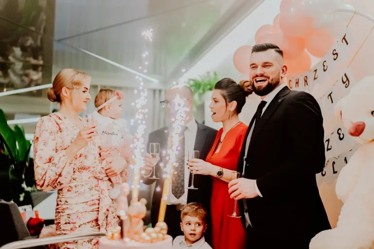 Rodzice z dzieckiem podczas uroczystości Chrztu Świętego w kościele