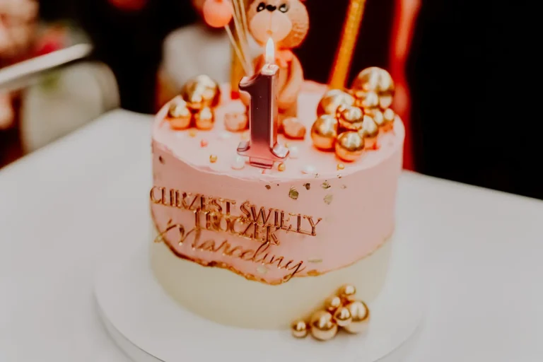 Tort chrzcielny w kolorze różowym z napisem Chrzest Święty