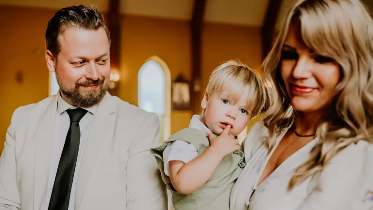 Rodzina świętuje Chrzest Święty dziecka – tort i dekoracje