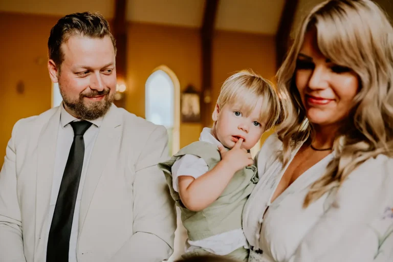 Rodzice z dzieckiem podczas Chrztu Świętego – reportaż fotograficzny Łódź