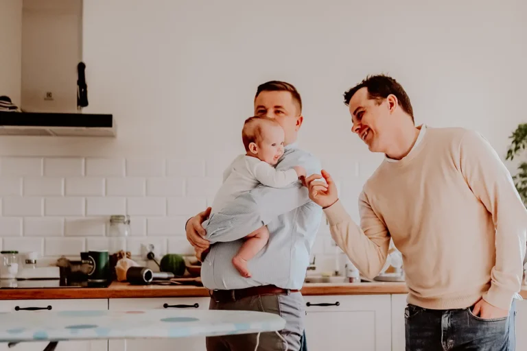 Rodzice z dzieckiem podczas przygotowań do Chrztu Świętego w domu