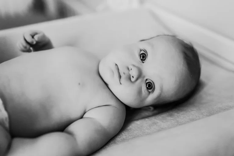 Czarno-białe zdjęcie niemowlęcia w dniu Chrztu Świętego